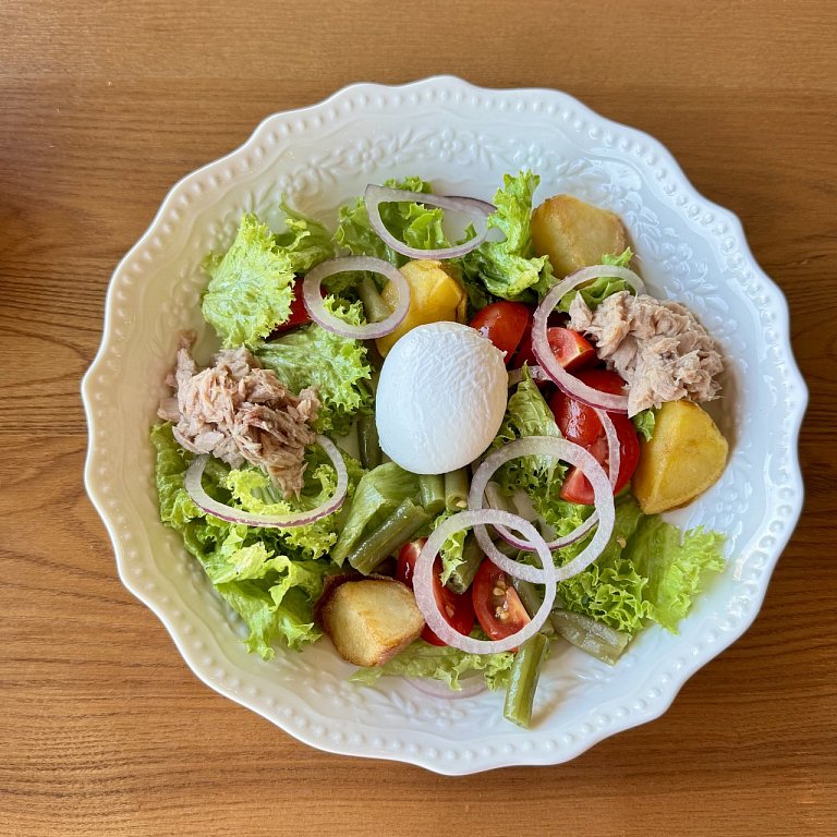 Б Нисуаз с тунцом и яйцом пашот